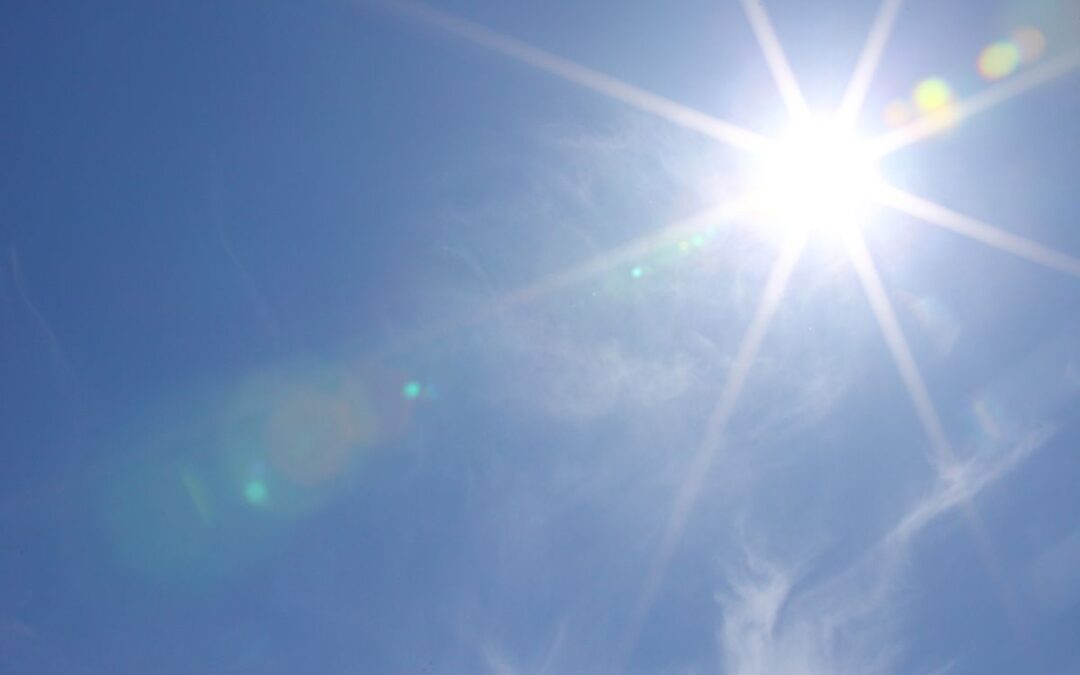 Die solare Hitzewende für Mieter: Wie Balkonkraftwerk und mobiles Split-Gerät die Wohnung gratis kühlen